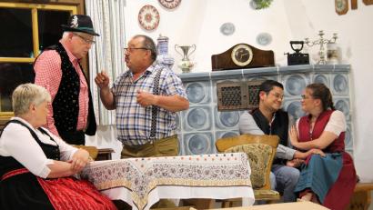 Bild: bjo
Elisabeth Bauer, Karl-Heinz Puchta, Josef Martl Fleischmann, Paul Haas und Franzi Strobl (von links) wollen den Betriebsführer Breitenschlager reinlegen.