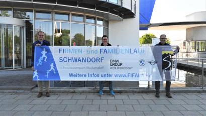 Bild: BMW Group
Die Organisatoren Christoph Peters (links), Standortleiter des BMW-Group, Werk Wackersdorf, und Dieter Vogl vom Ski-Club Schwandorf (Mitte) freuen sich gemeinsam mit Uwe Kehl, Betriebsrat BMW-Group, auf den 7. Firmen- und Familienlauf.