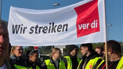 Bild: Kathrin Birner
Die Streiks in Grafenwöhr gehen weiter. Am Mittwoch, 7. Mai, legten erneut rund 100 Beschäftigte der Zivilbeschäftigten der Stationierungsstreitkräfte ihre Arbeit nieder.