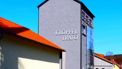Bild: Stadt Schönsee
Der Klöppeltrafo in Schönsee ist für die Saison 2025 bestückt. Die neue Ausstellung wird am 17. Mai eröffnet, dazu gibt es weitere Events im Umfeld.