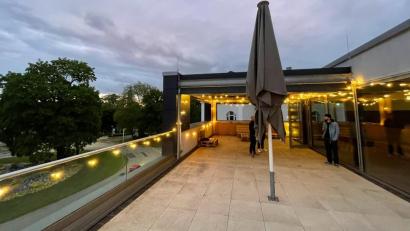 Bild: Mario Donhauser
Auf der Dachterrasse des Cineplex in Amberg, über den Dächern der Stadt, findet am Samstag die Open Stage statt.