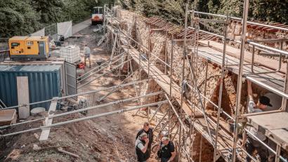 Bild: Michael Golinski, Stadt Amberg
Die Sanierung der Stadtmauer im Abschnitt unterhalb der Bahnhofs-Apotheke geht weiter. Hier sind die Schäden im Mauerwerk größer als zunächst angenommen.