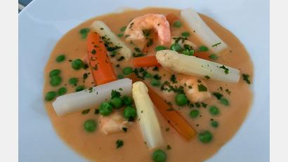 Bild: Michael Schiffer
Ragout von Scampi, Erbsen und Spargel auf Krebssoße. Wer mag, streut noch etwas Kerbel vor dem Servieren darüber.