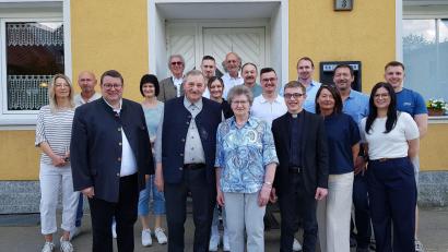 Bild: gi
Agnes Uschold (vorne Mitte) feiert ihren 80. Geburtstag. Gratulanten sind Gatte Hans, die Familie und Verwandten. Pfarrer Udo Klösel (links) und Kaplan Michael Steinhilber (Dritter von rechts vorne).