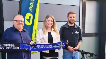Bild: Theresa Rappl 
Vorstandsmitglied Klaus Hartung von der SpVgg SV Weiden, Gewinnerin Anna Lisa Rasp und Verkaufsberater Matthias Vogl bei der Übergabe.