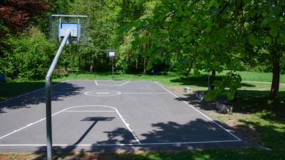 Bild: Stephan Huber
Der Basketballplatz an der Kräuterwiese in Amberg wurde bereits verbessert, jetzt sollen dort auch niedrigere Körbe für Jüngere angebracht werden. Ein öffentlicher Grillplatz könnte folgen.
