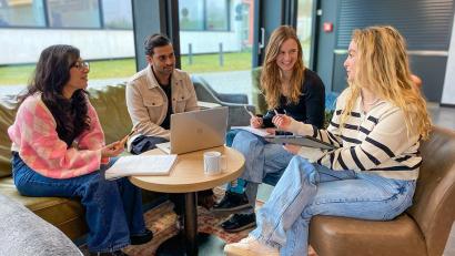 Bild: Sonja Wiesel/OTH Amberg-Weiden
Lernen mit Wohlfühlfaktor: Die OTH Amberg-Weiden bietet ideale Bedingungen für einen erfolgreichen und
entspannten Studienstart.