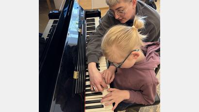 Bild: Jenny Martin/exb
Jakob Martin beim Klavierunterricht mit Ottilie Niebauer.