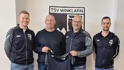 Bild: mnt
Die Verantwortlichen Tobias Zinkl (links), Abteilungsleiter Christian Bronold (Zweiter von rechts) und Christian Käsbauer (rechts) stellten mit Markus Schubert (Zweiter von links) den neuen Trainer der Herrenmannschaft des TSV Winklarn vor.