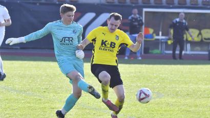 Bild: Hubert Ziegler
Paul Götz (rechts) und der FC Amberg müssen das Heimspiel gegen den SV Schwandorf-Ettmannsdorf eigentlich gewinnen, um noch eine Chance auf die Abstiegsrelegation zu haben.