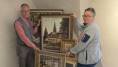 Bild: Emily Seidel
Ingolf Tzscheuschner übergibt die Gemäldesammlung des Malers Heiner Grimm an Dr. Sabine Zehentmeier-Lang vom Fichtelgebirgsmuseum.