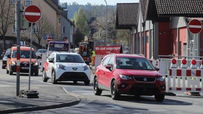Bild: Wolfgang Steinbacher
Für den Verkehr aus Amberg in Richtung Vilstal ist die Ortsdurchfahrt in Haselmühl halbseitig gesperrt. Grund dafür sind dringende Bauarbeiten des Bayernwerks.