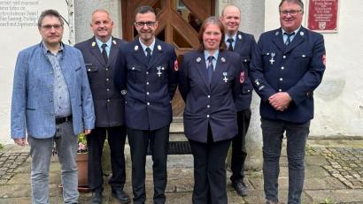 Bild: Dominik Schmid/exb
Als neue Kommandantin der zusammengelegten Feuerwehren Georgenberg-Neuenhammer wurde Martina Frischholz (Dritte von rechts) durch Bürgermeister Wolfgang Bock (links) und den Gemeinderat bestätigt. Ebenso auch die beiden Stellvertreter Christian Maurer (Dritter von links) und Bernhard Schmid (rechts).
