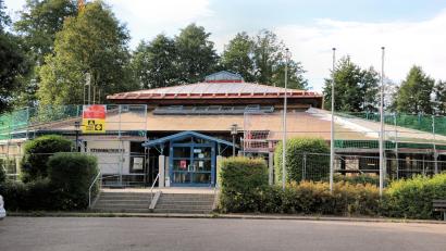 Archivbild: bsc
Gestiegene Unterhaltungskosten sowie die zuletzt durchgeführten Sanierungs- und Instandsetzungsmaßnahmen an der Steinwaldhalle (im Bild die Sanierung 2020) erfordern eine Erhöhung der Benutzungsgebühren.