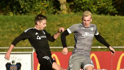 Bild: mhs
Vizemeister gegen Meister: Für die Kemnather (links Alexander Plank/Szene aus dem Hinspiel wird es gegen Schwarzenfeld (rechts Timon Porcher) am Samstag aber in erster Linie darum gehen , sich fürs erste Relegationsspiel am 16. Mai weiter einzuspielen.
