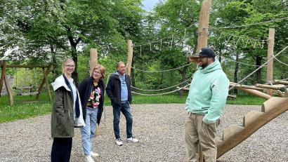 Bild: Susanne Schwab, Stadt Amberg
Quartiersmanagerin Olga Schöps, stellvertretende Amtsleiterin Bärbel Neumüller sowie die Ortsteilvertreter Josef Schatz und André Hansel (von links) freuen sich über den neu angelegten Spielplatz an der Schwedenschanze.