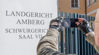 Symbolbild: Armin Weigel/dpa
Vor dem Landgericht in Amberg wurden drei Männer wegen einer Einbruchsserie zu mehreren Jahren Haft verurteilt.