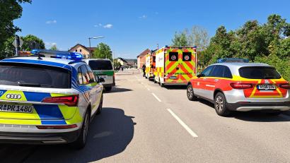 Bild: Symbolbild Hirsch
Ein Großaufgebot an Polizei und Rettungsfahrzeugen rückte am 29. April zur Unfallstelle aus. Die Ermittler bitten Zeugen des Unfalls, sich zu melden.