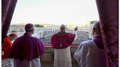 Bild: Vatican Media/IPA via ZUMA Press/dpa
Robert Francis Prevost aus Chicago ist der neue Papst. Vom Balkon des Peterdoms aus begrüßte er nach dem Konklave mehr als 100.000 Menschen.