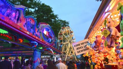 Bild: Thomas Stegerer/exb
Auch dieses Jahr gibt es auf dem Teublitzer Volksfest zahlreiche Fahrgeschäfte und Stände im modernen Vergnügungspark.