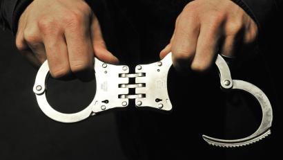 Bild: Symbolbild  Boris Roessler/dpa
Die Polizei hat im Zusammenhang mit Überfällen auf Wettbüros Tatverdächtige festgenommen.