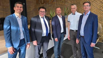Bild: Büro Bernd Heinisch
Politikerbesuch bei der Firma Kurz in Sulzbach-Rosenberg. Zu Gast waren die Landtagsabgeordneten Tobias Gotthardt (Zweiter von links) und Bernhard Heinisch (Dritter von links) von den Freien Wählern.