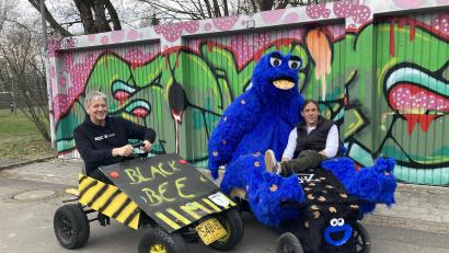 Bild: Stefanie Swann
Biene oder Krümelmonster – der Kreativität sind beim Seifenkistenbauen keine Grenzen gesetzt. Diese Kisten waren die letzten Male am Start.