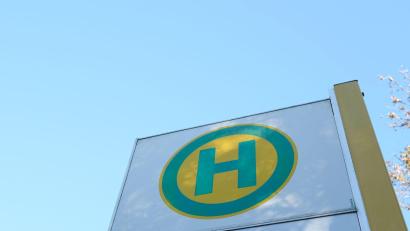 Symbolbild: Bernd Weißbrod/dpa
Wegen Bauarbeiten kann ab Montag die Haltestelle in der Goethestraße nicht mehr angefahren werden.