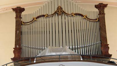 Bild: prh
Noch ist der Spieltisch nach Abschluss der Umbauarbeiten an der fast 100 Jahre alten Weise-Orgel abgedeckt. Am Sonntag, 18. Mai, wird das Instrument erstmals bei der feierlichen Orgelweihe erklingen.