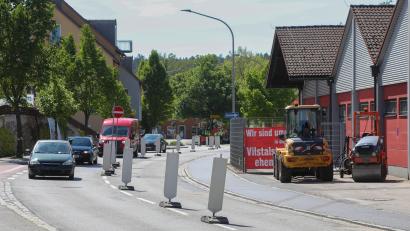 Bild: Wolfgang Steinbacher
Am Freitag wurde der Gehsteig an der Vilstalstraße in Haselmühl neu asphaltiert - damit ist die Auswechslung der Stromleitung in diesem Bereich abgeschlossen und die halbseitige Straßensperre in Richtung Vilstal kann wieder aufgehoben werden.