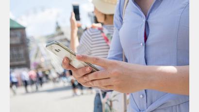 Symbolbild: Christin Klose/dpa
Unterwegs als Tourist oder abseits bekannter Pfade: Dann ist die Kartenanwendung auf dem Smartphone ein unverzichtbares Tool.