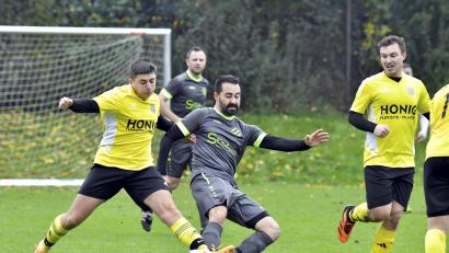 Archivbild: Hubert Ziegler
Marcel Dudko (links) und der SV Hahnbach II brauchen am letzten Spieltag ein Wunder, Alexander Ullrich (Mitte) und der SV Kohlberg sind auf das Ergebnis der SG Utzenhofen/Kastl angewiesen.