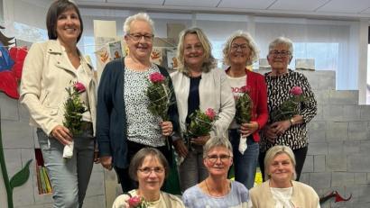 Bild: Alexandra Kirst
Die Arbeit in der Bücherei wird von ehrenamtlichen Mitarbeitern geleistet.Für ihr langjähriges Engagement wurden ausgezeichnet: (oben von links) Claudia Haas, Klara Kochherr, Andrea Muckenschnabel, Elisabeth Wabro, Gerda Muck, (unten von links) Sigrid Binder-Bauer, Manuela Irlbachrer (Leiterin) und Marion Meier.