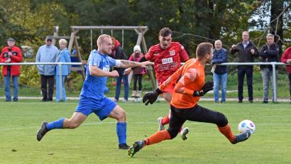 Archivbild: Gebert
Der TSV Waldershof kann am Samstag mit einem Punktgewinn beim TSV Thiersheim die Meisterschaft in der Kreisliga 2 perfekt machen. Das Hinspiel (Szene) gewannen die Waldershofer mit 1:0.