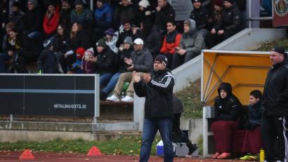 Bild: Dieter Jäschke
Roland Lang, Trainer des TSV Erbendorf, motiviert seine Spieler. Das Derby beim TSV Reuth ist für die Steinwaldelf die Generalprobe für die Bezirksliga-Relegation.