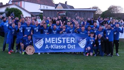 Bild: Sebastian Lehner
Der SV Altenstadt/Voh. bejubelt die Meisterschaft in der A-Klasse Ost.