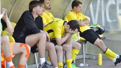 Bild: Hubert Ziegler
Bei den Spielern des FC Amberg herrschte nach dem Abstieg aus der Landesliga Mitte Enttäuschung pur.