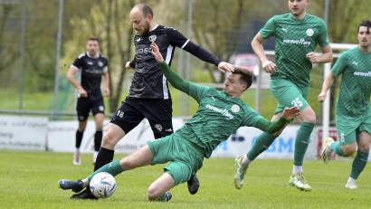 Archivbild: Hubert Ziegler
Friedrich Lieder (links, im Spiel gegen Fortuna Regensburg) erzielte die Gebenbacher 1:0 Führung in Neumarkt.