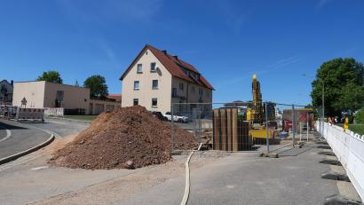 Bild: Hirsch
Die Arbeiten für die Wasserleitung und die Schachtanbindung in der Nürnberger Straße im Einmündungsbereich zur Neunaigener Straße haben begonnen. Sie sollen bis Ende Mai dauern. Die Vollsperrung wird dann wieder aufgeboben.