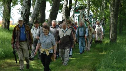 Archivbild: dob
Wanderungen durch die schöne Landschaft, wie hier durch die grünen Fluren hinaus zur Penzachhütte, sind immer dabei im Programm des OWV-Zweigvereins Vohenstrauß.