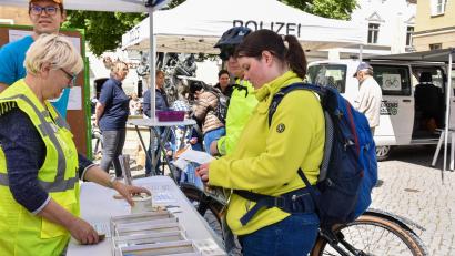 Bild: Stephan Huber
Bei der Auftaktveranstaltung zum "Stadtradeln 2025" in Amberg sind die ersten Teilnehmer mit dem Fahrrad da.