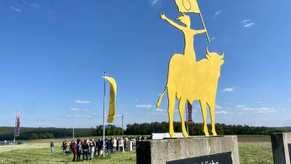 Bild: gri
Blick auf das Baufeld: Im Vordergrund ist die nächste Skulptur zu sehen, die auf Etsdorf wartet: Die "Glückliche Europa". Sie soll einmal neben dem Eichenhain stehen.