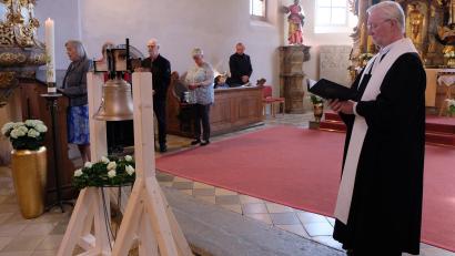 Bild: Fred Lehner
Pfarrer Wilfried Römischer segnet die neue Friedhofsglocke.