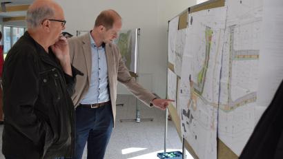 Bild: bnr
Wernbergs Bürgermeister Konrad Kiener zeigt den Besuchern die Detailplanung des neuen Baugebietes "Am Köblitzbach".