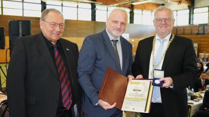 Bild: Hirsch
Oberbürgermeister Andreas Feller (rechts) verlieh dem langjährigen Bürgermeister der Partnerstadt Sokolov, Jan Picka (Mitte), die Konrad-Max-Kunz-Medaille. Links der Schwandorfer Komitee-Vorsitzende Ernst Schober.