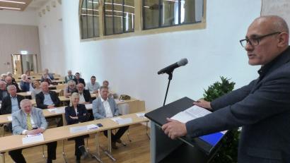 Bild: jp
Ismail Ertug referierte in Kastl. Ihm lauschten unter anderem (vordere Reihe, von links) Kreis- und Stadtvorsitzender der Europa-Union Hermann Kucharski, Hausherrin der Polizeihochschule Kastl Regierungsdirektorin Marion Irlbacher und Bürgermeister Stefan Braun aus Kastl.