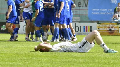 Bild: Hubert Ziegler
Enttäuschung pur: Während die Spieler vom Würzburger FV ihren 2:1-Auswährtserfolg feiern, liegt Martin Popp (vorne) von der DJK Ammerthal fix und fertig auf dem Rasen.