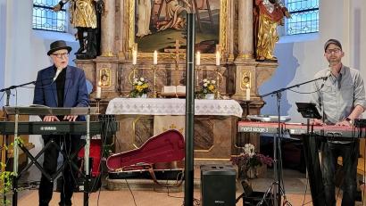 Bild: Erika Römischer-Thamm
Siegfried und Oliver Fietz (rechts) erfreuen mit ihrem Konzert viele Gäste in der Pankratiuskirche Flossenbürg.