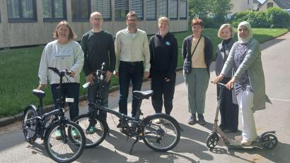 Bild: ge
Die neuen Räder sind da. Von links: Mandy Seetzen-Orth (BLSV), Thomas Rode (stv. Leiter VHS), Roland Bleisteiner (Projektmitarbeiter Integrationslotse), Anita Kinscher (KoJa), Gabriele Friedl (ehrenamtliche Mitarbeiterin), Natallia Kurylets und Asmaa Ezzo (beide Integrationslotsin).