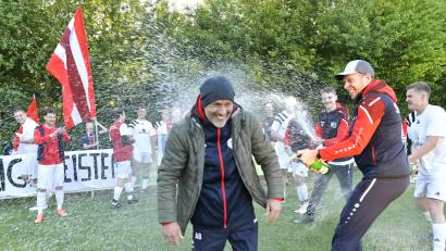 Bild: Hubert Ziegler
Die obligatorische Sektdusche für Trainer Achim Beck von der SG Paulsdorf nach dem Sieg gegen den FC Edelsfeld II. Für die SG ist es der direkte Wiederaufstieg in die Kreisklasse.